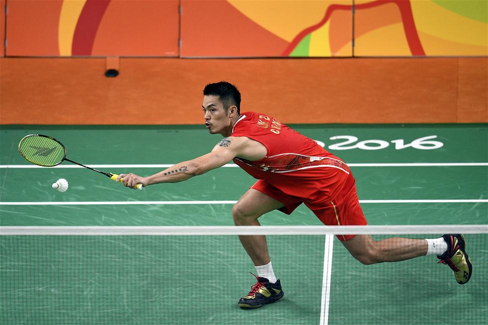 位运动员提 位运动员提